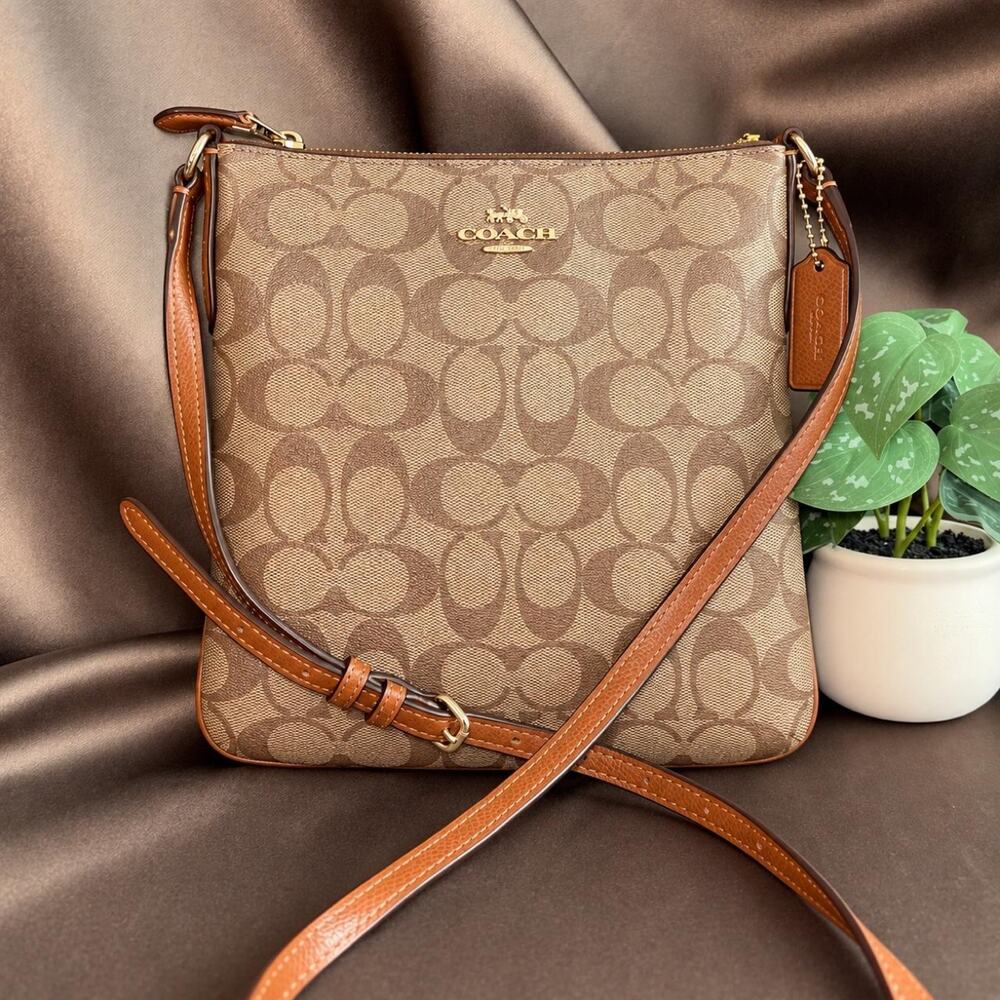Coach File Crossbody EUC 10x9